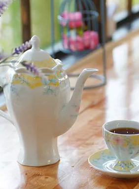 喜歡上一個人是一瞬間的心動，帶來一段甜蜜期，往后余生，心動的甜度緩了下來，卻融入兩個人的全世界。喝到一杯喜歡的茶，也是舌腔內(nèi)一瞬間的驚喜，茶的真滋味才漸入人心。往后再喝，難忘初見時的驚喜，卻鐘情于穩(wěn)定的香氣。茶葉和愛情一樣，都有一段時間的熱戀期。